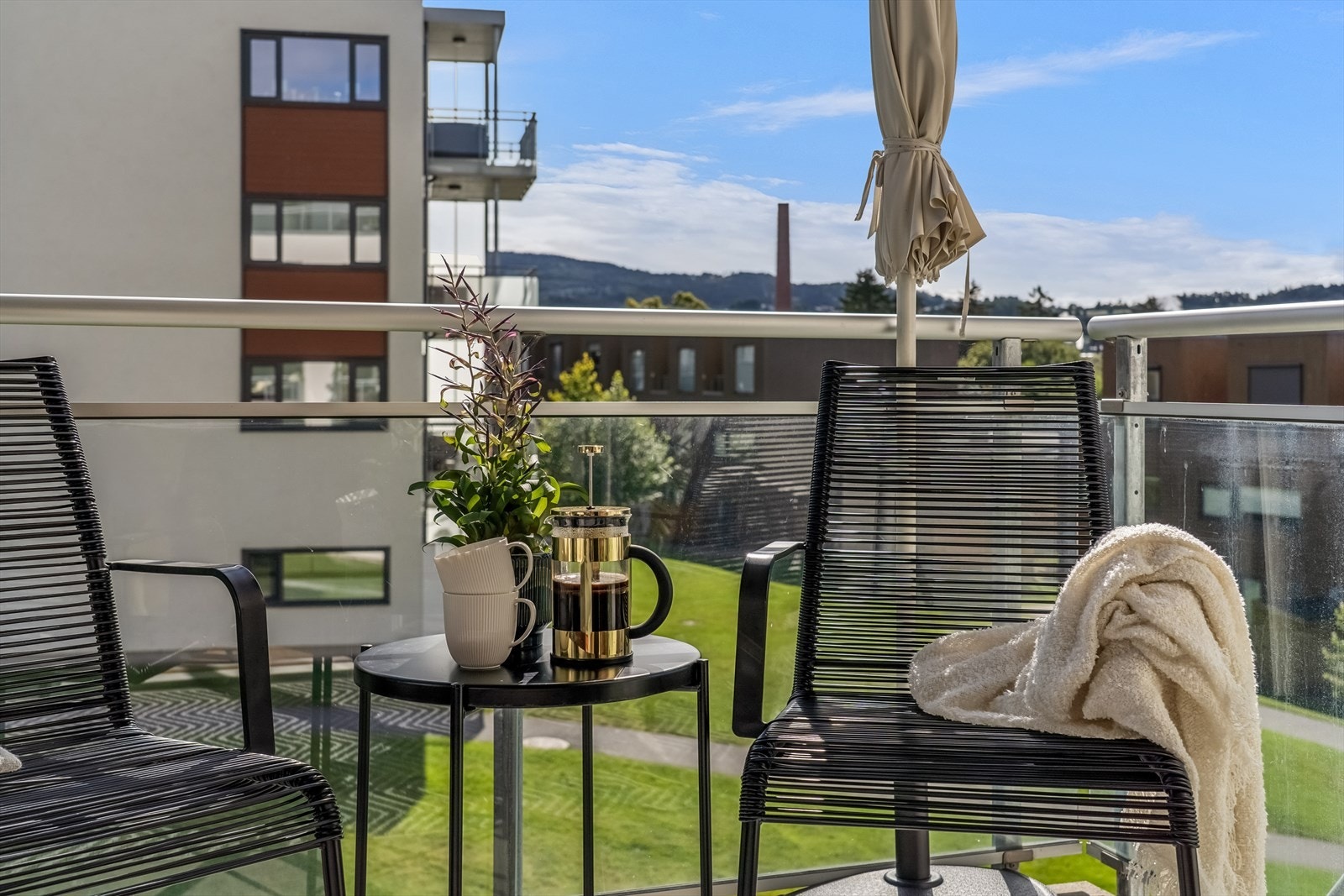 Balkongen har god plass til utemøbler og hyggelige sommerdager. Galleribilde