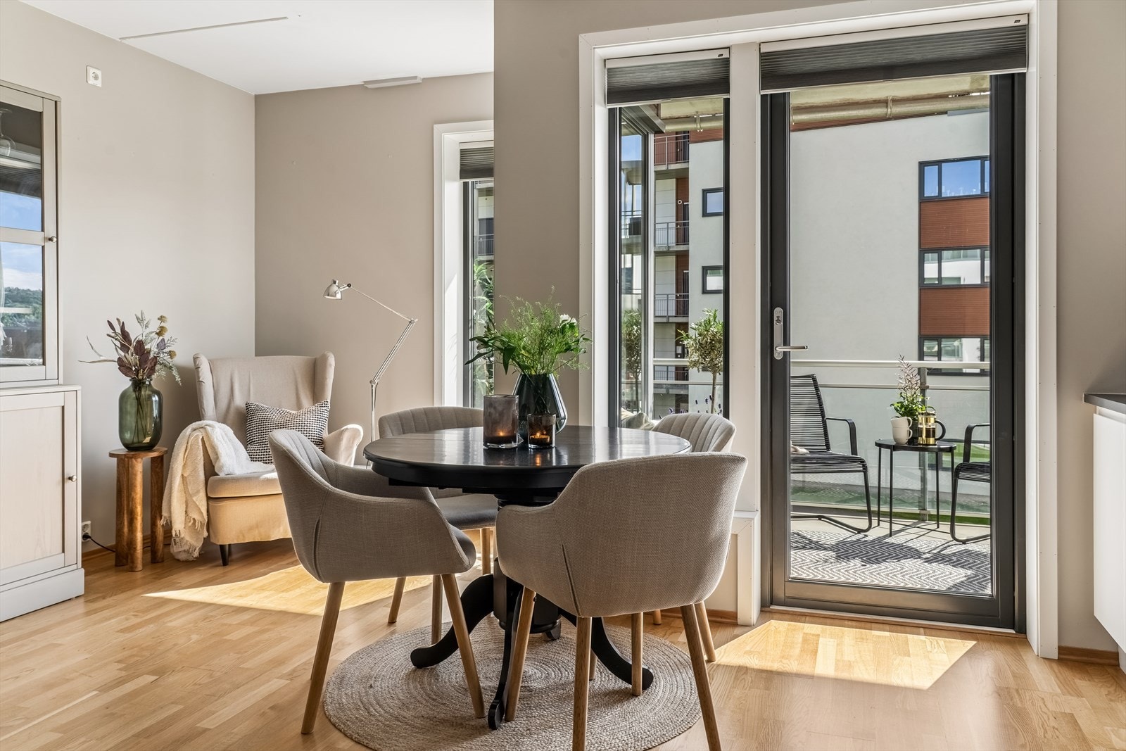 Fra stuen er det direkte utgang til den solrike balkongen. Galleribilde