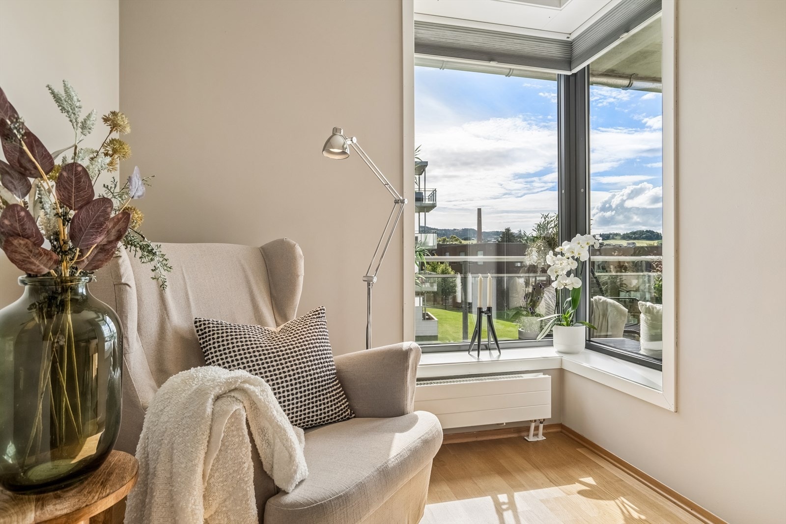 Store vindusflater slipper inn rikelig med naturlig lys. Galleribilde
