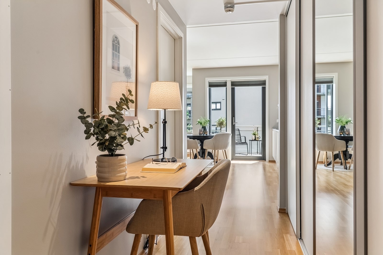 Fra gangen er det enkel adkomst til leilighetens rom. Galleribilde