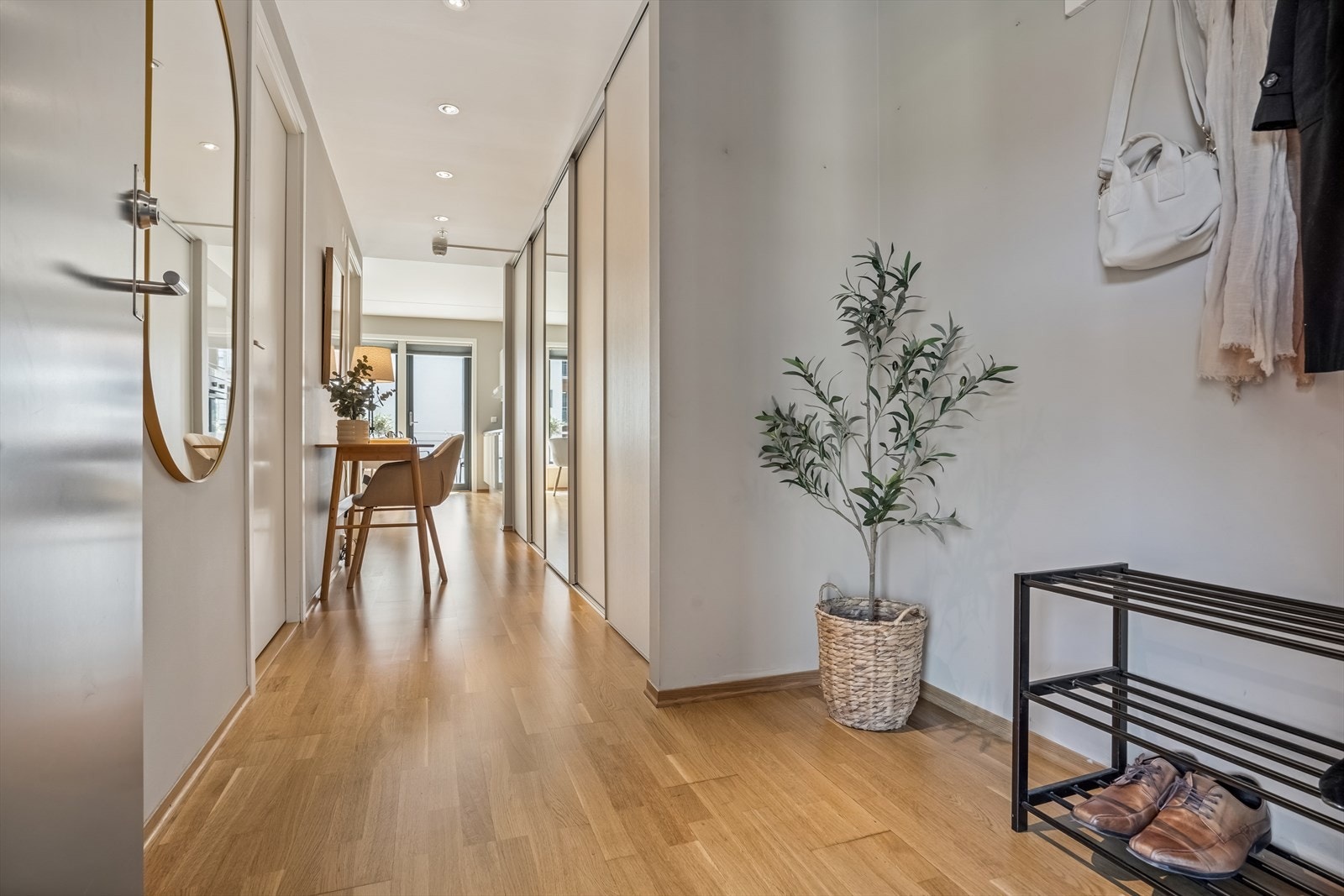 Innbydende entré på ca. 10,8m². Galleribilde