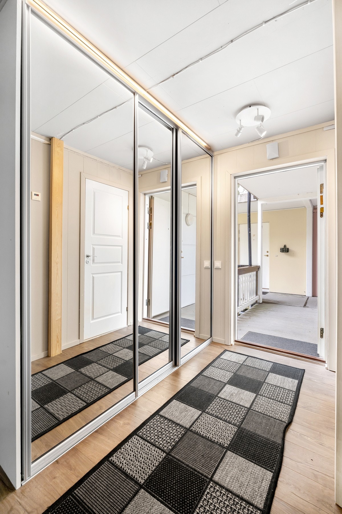 Entré med praktisk skyvedørsgarderobe Galleribilde