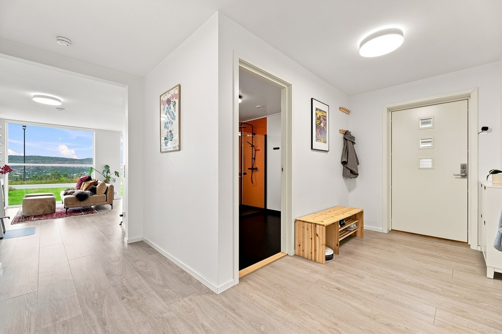 Baderommet ligger i kort avstand fra soverom og har tilkomst fra gangen. Galleribilde