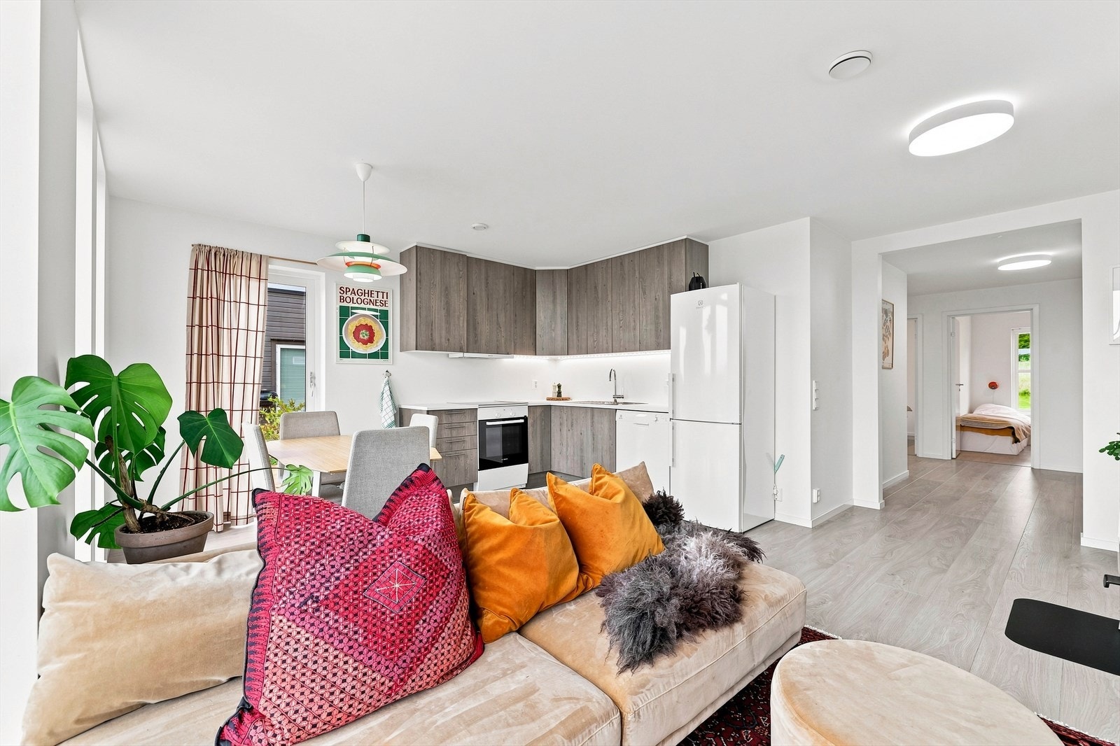 Velkommen inn! Her er god plass til både sofa og spisegruppe. Galleribilde