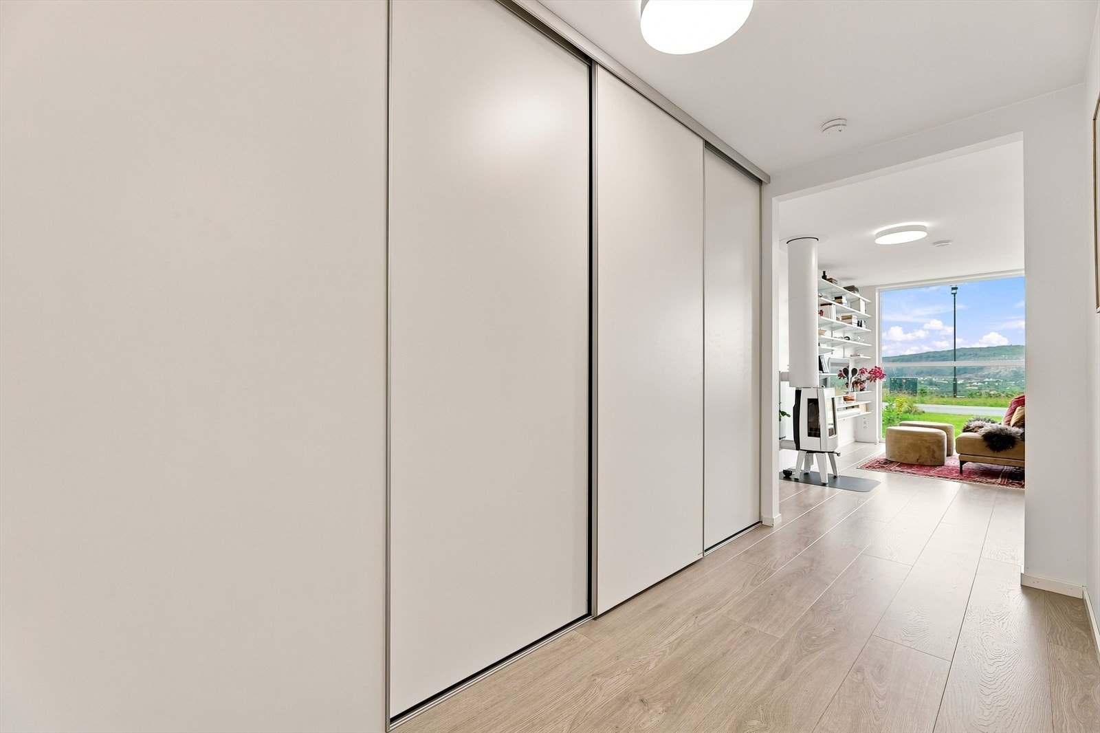 I gangen finner du stor skyvedørsgarderobe som byr på praktisk oppbevaringsplass. Galleribilde