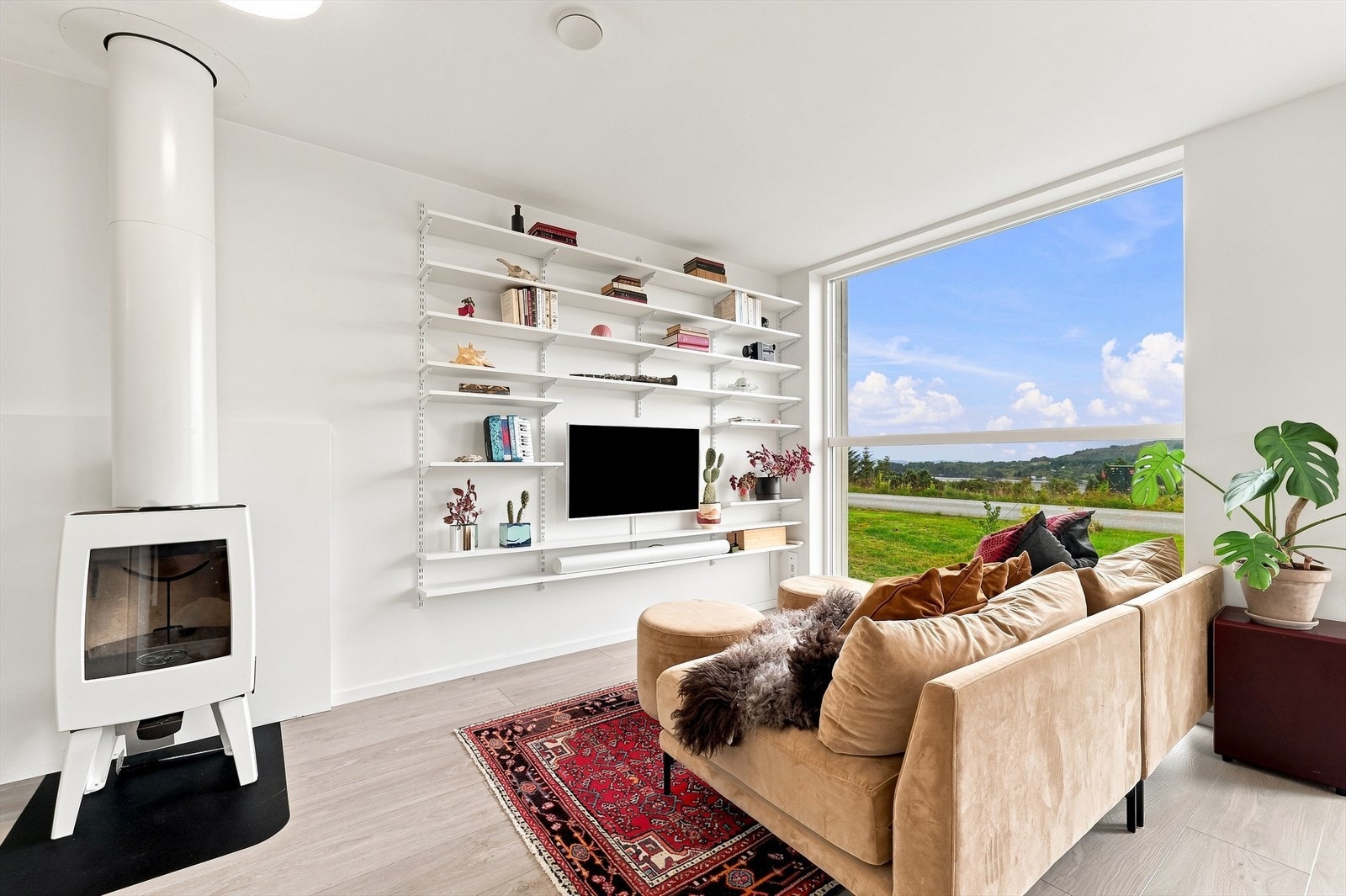 Store vindusflater sikrer rikelig med naturlig belysning. Galleribilde