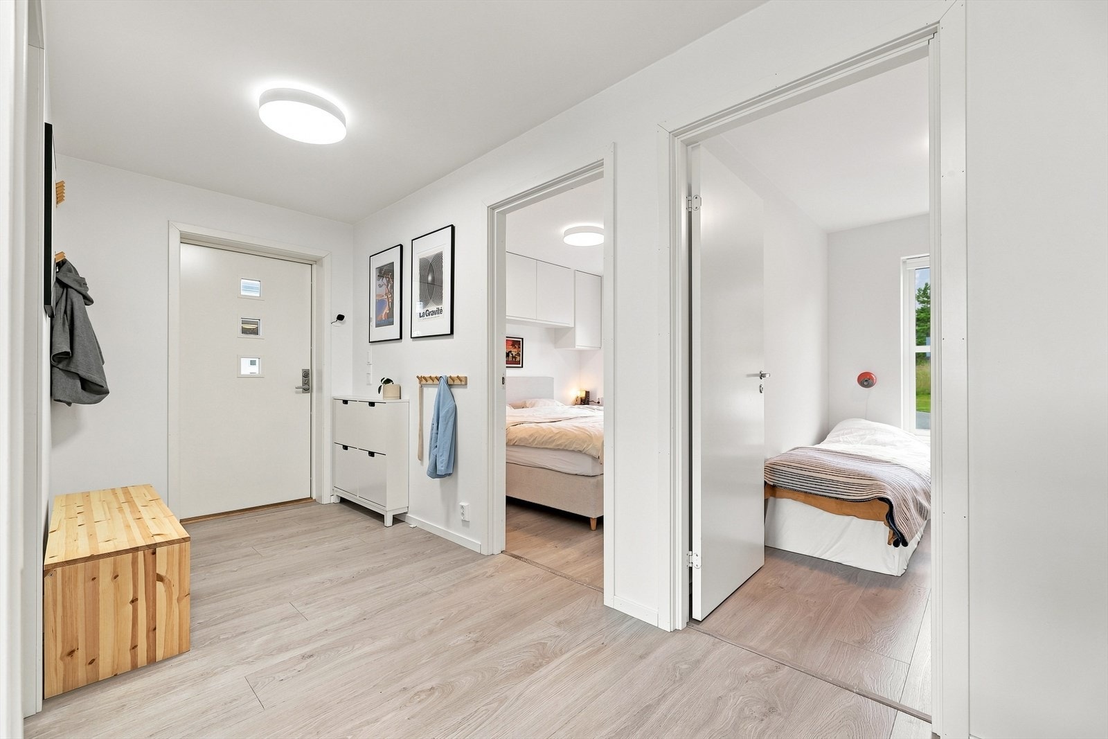 Entréen er lys og romslig. Galleribilde