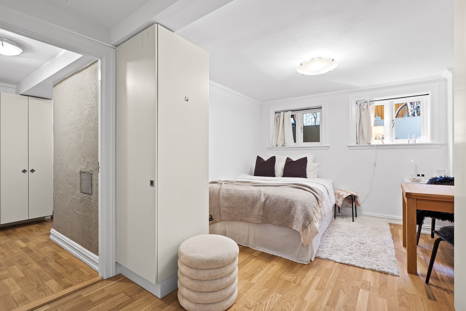 Det er plass og mulighet til å innrede oppholdsrommet med seng eller utnytte arealet som en stue Galleribilde