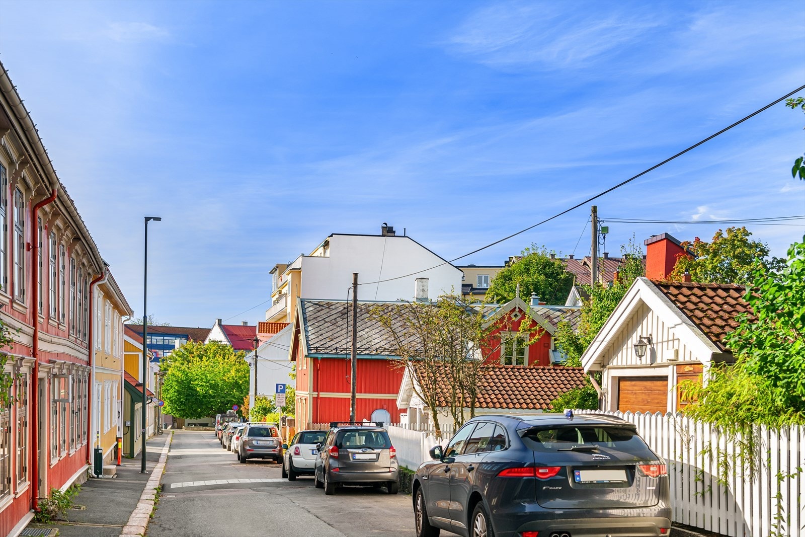 Mange av trehusene er enkle og beskjedne, men forteller en viktig del av byens utviklingshistorie - fra industrialisering og urban vekst til dagens bevaringsarbeid Galleribilde