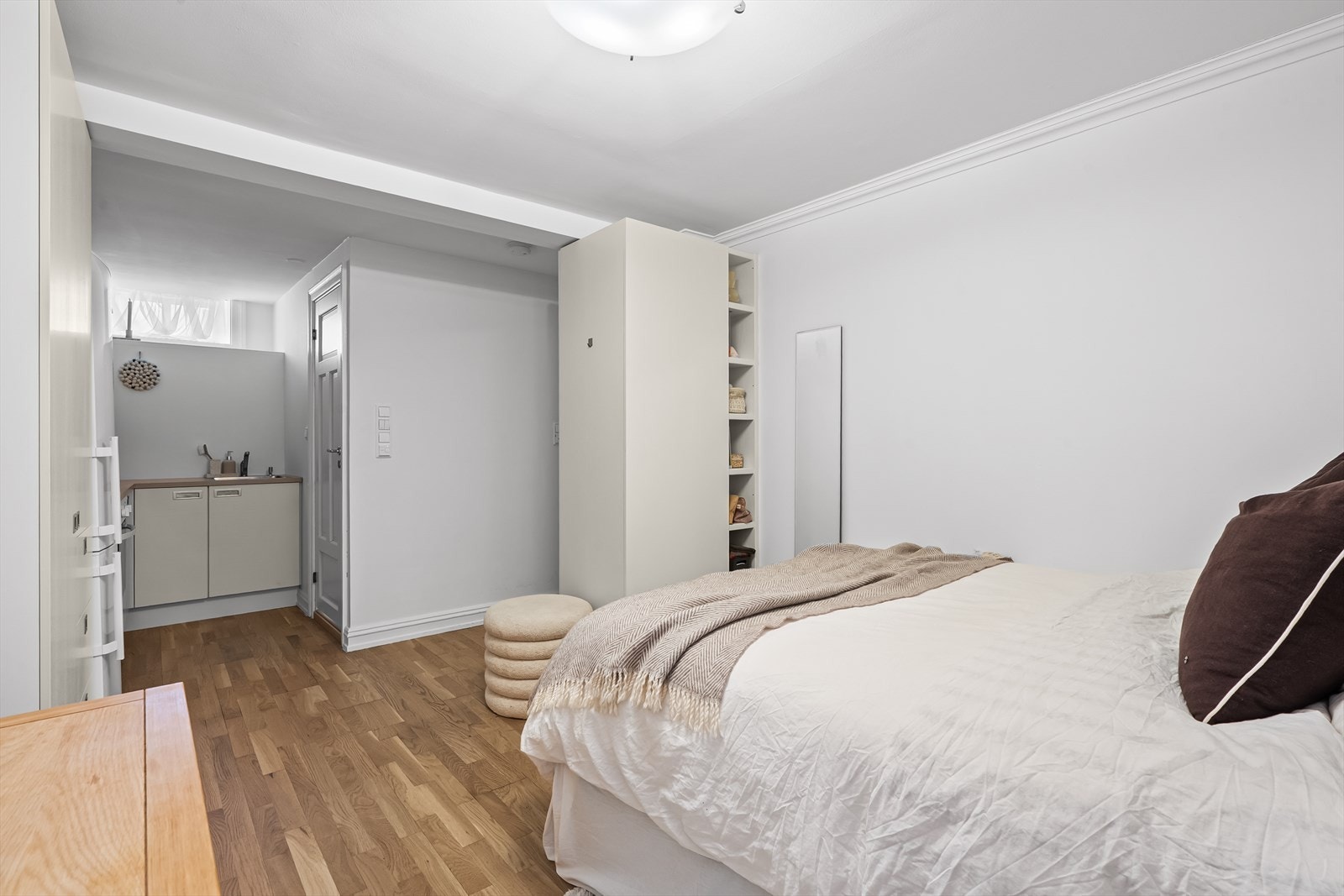 Det er gode møbleringsmuligheter med plass til å innrede med både spiseplass, sofa, salongbord og medie-møblement Galleribilde