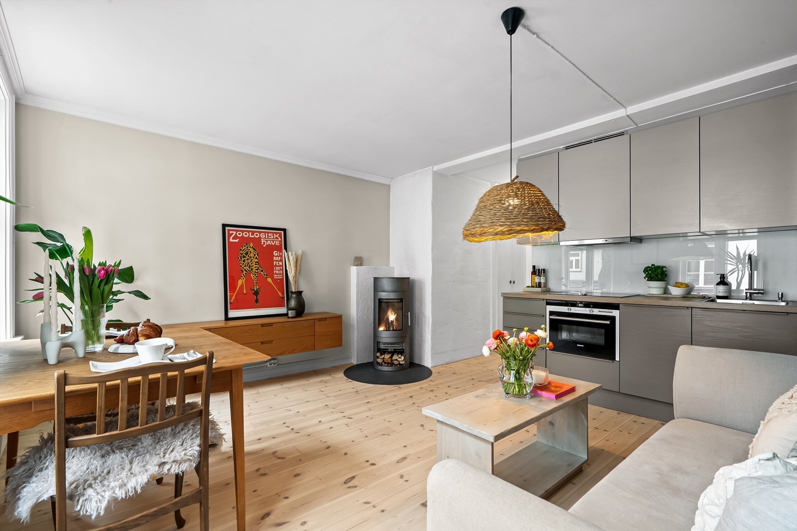 Stuen er lys og innbydende med gode møbleringsmuligheter - det er fint plass til å innrede med både spiseplass, sofa, salongbord og medie-møblement Galleribilde