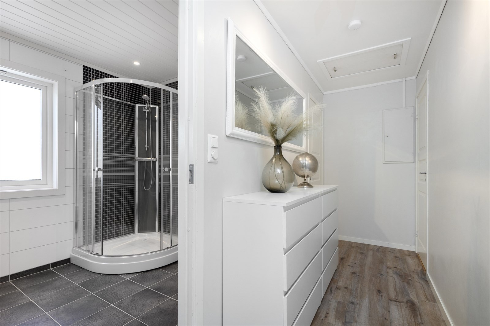 Gangen utenfor badet binder soverommene sammen. Galleribilde