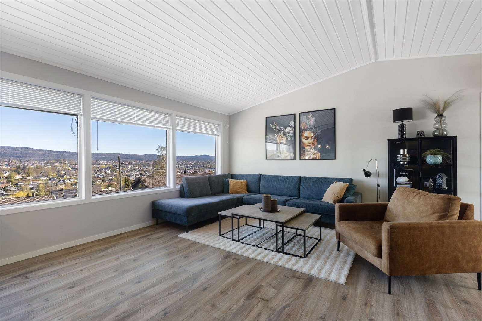 Stuen i hoveddelen er romslig med fantastisk utsikt og plass til en stor sofagruppe og flere møbleringssoner. Galleribilde