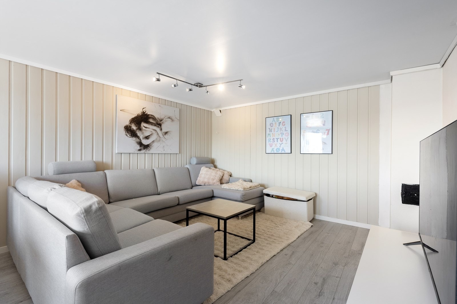 Del av bolig utleid for kr 12 000. Ikke omsøkt som egen utleiedel. Stuen i underetasjen har nylagt laminatgulv og panel på veggene. Galleribilde