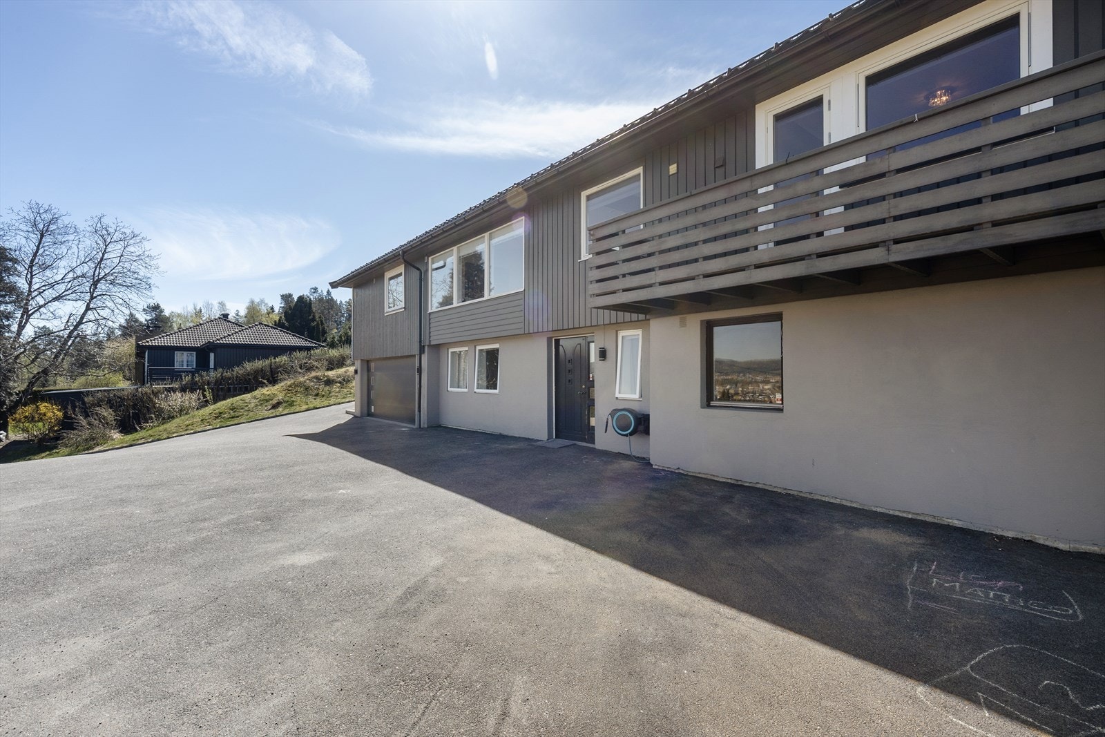 Boligen har integrert garasje og carport, begge del av tilbygg fra henholdsvis 2014 og 2019. Galleribilde