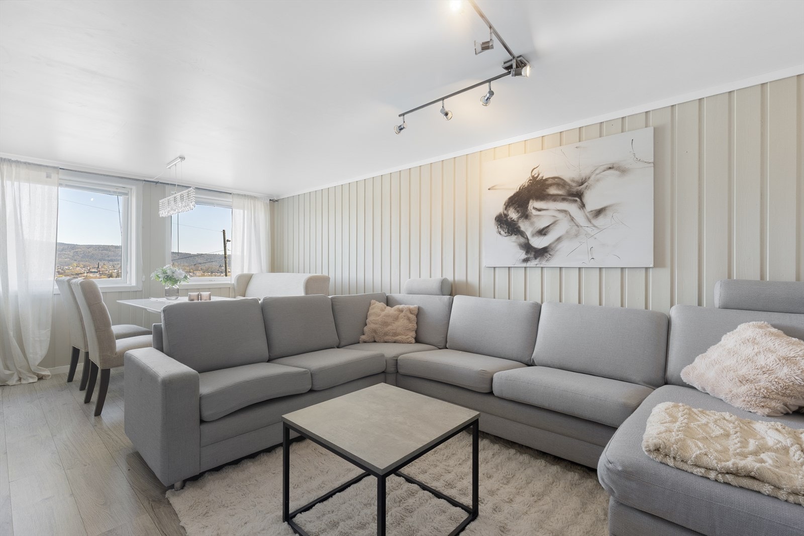 Også her er det god plass til både sofagruppe og spisebord. Galleribilde