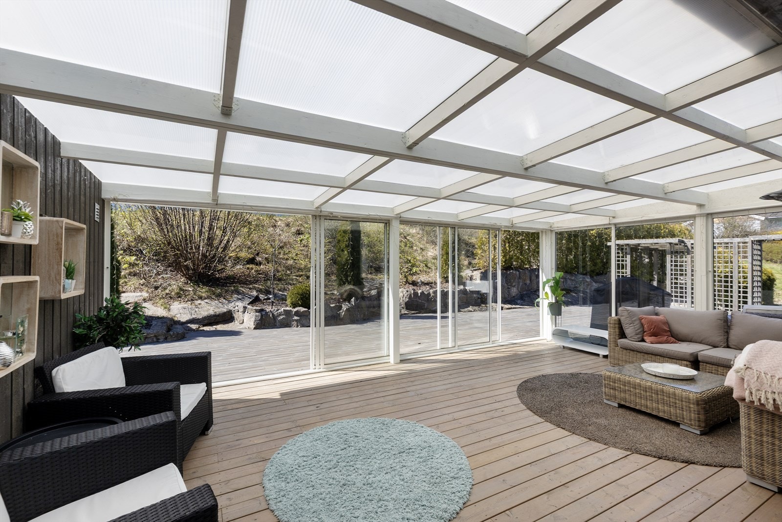 Den innglassede hagestuen på 26 m² ble tilbygget i 2019 og har ferdigattest. Galleribilde