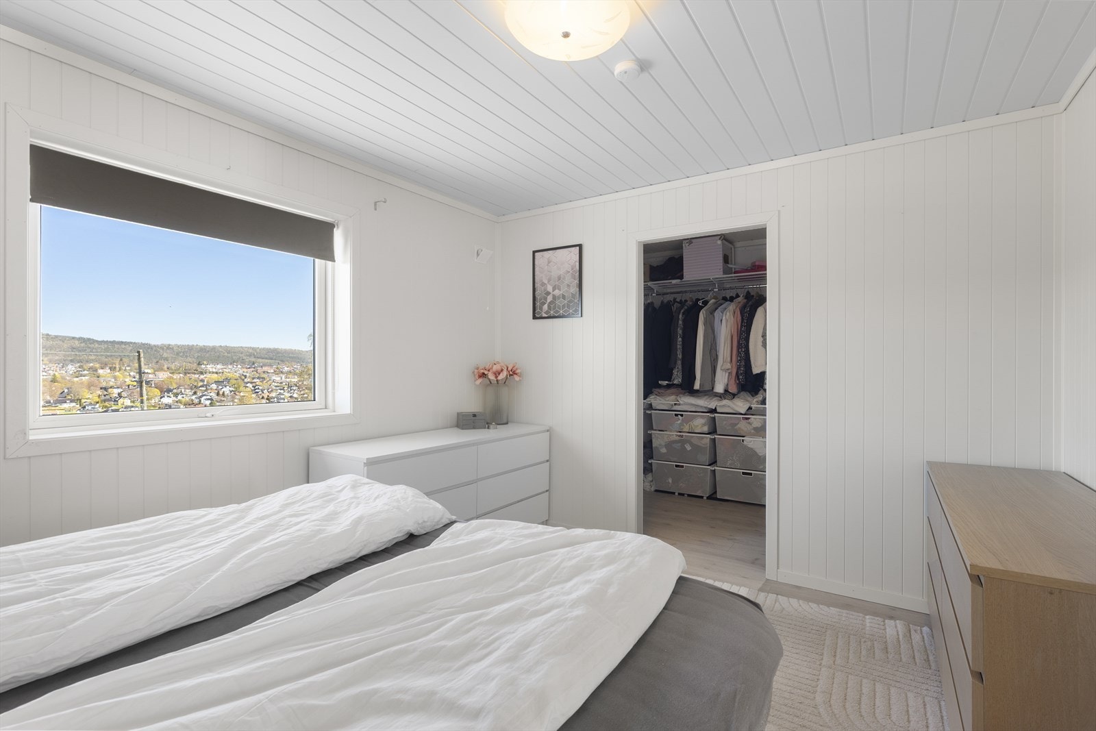 Soverommet har et praktisk, tilknyttet walk-in closet for god oppbevaring. Galleribilde