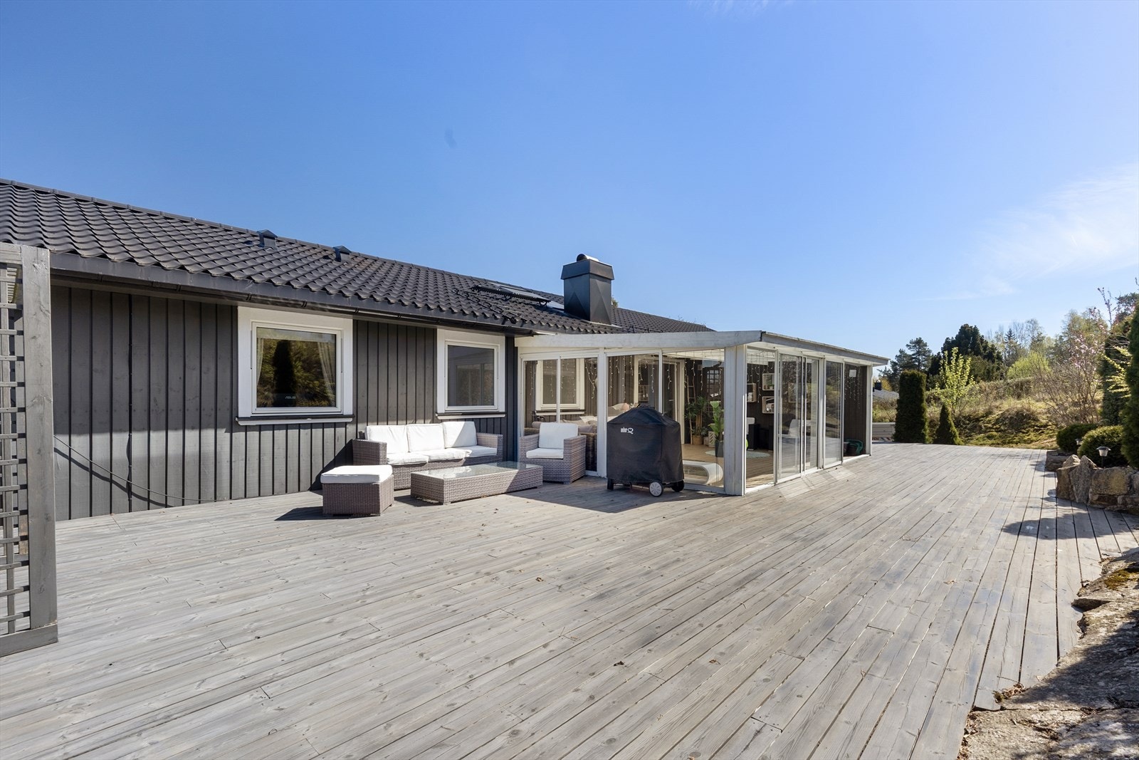 Den store terrassen på ca. 100 m² og den innglassede hagestuen gir rikelig med plass for sosialt samvær store deler av året. Galleribilde