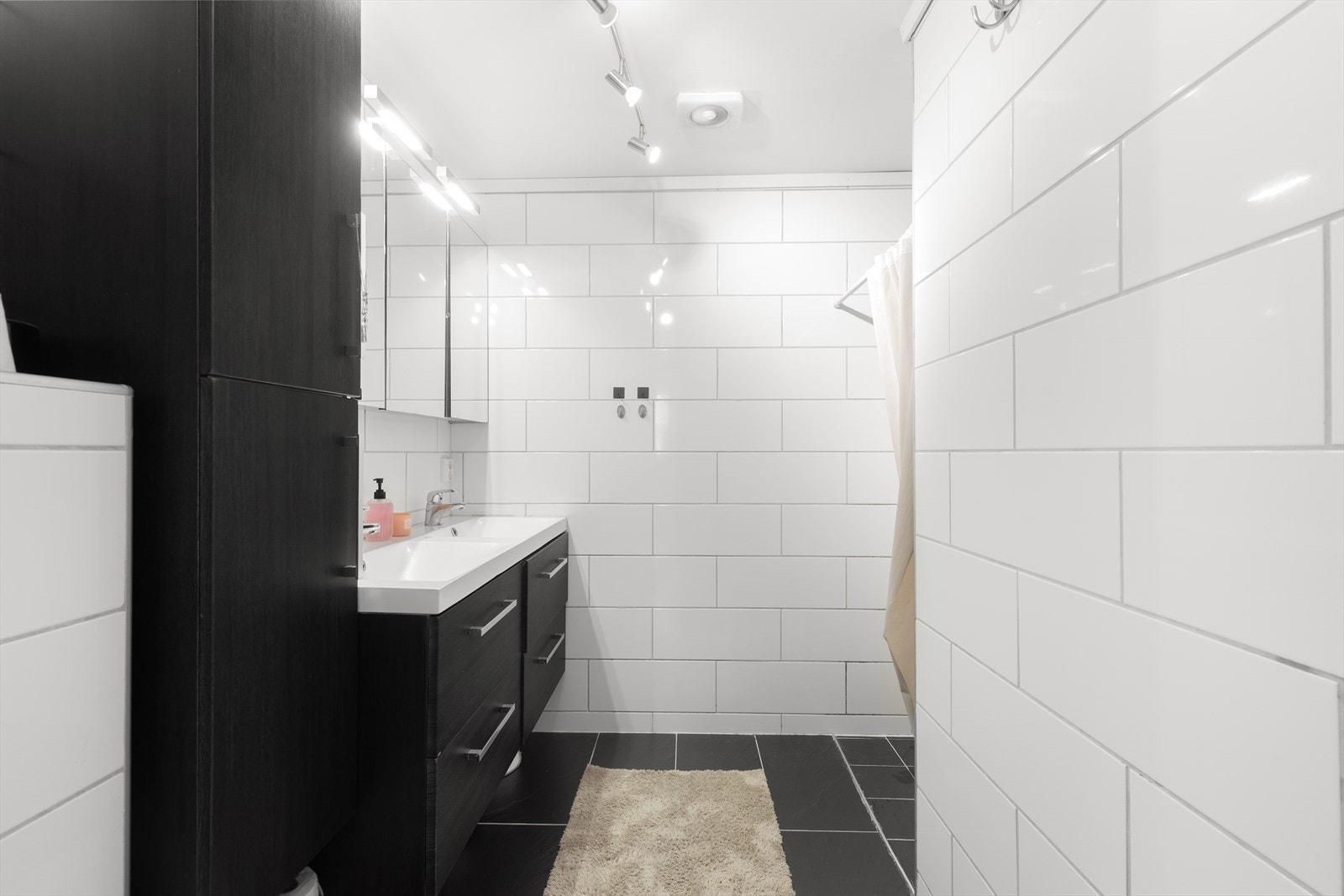 Badet i underetasjen er helfliset og har elektriske varmekabler i gulvet. Galleribilde