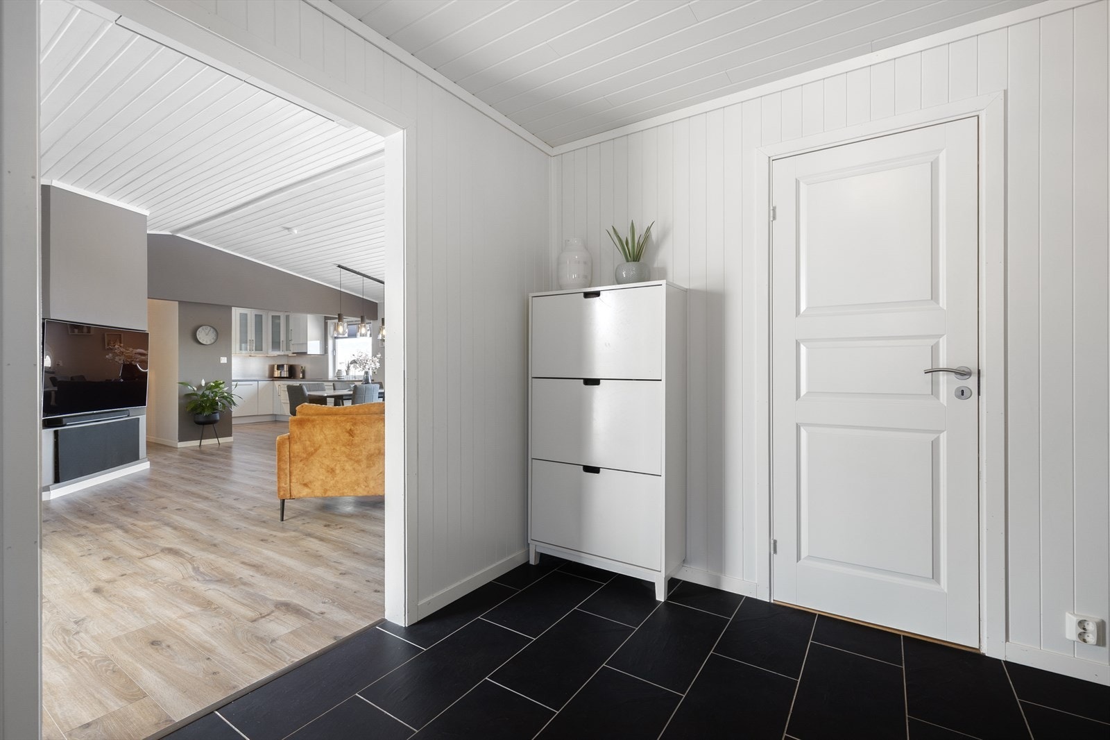 Entréen i første etasje har elektriske varmekabler i gulvet for en lun velkomst. Galleribilde