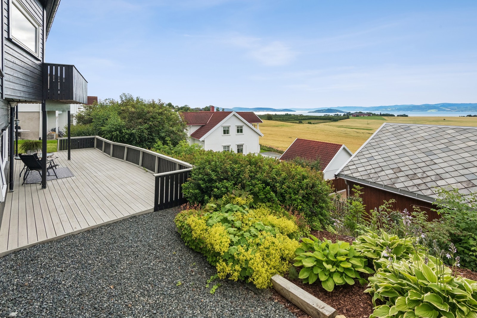 Romslig terrasse med adkomst fra kjellerstue Galleribilde