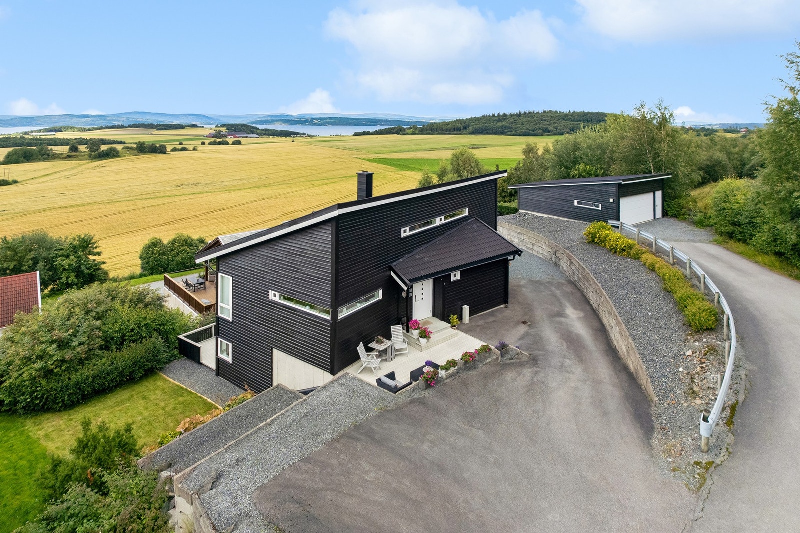 Eiendommen ligger fint til med fantastisk utsikt og solforhold. Dobbelgarasje på 46 kvm fra 2017 Galleribilde