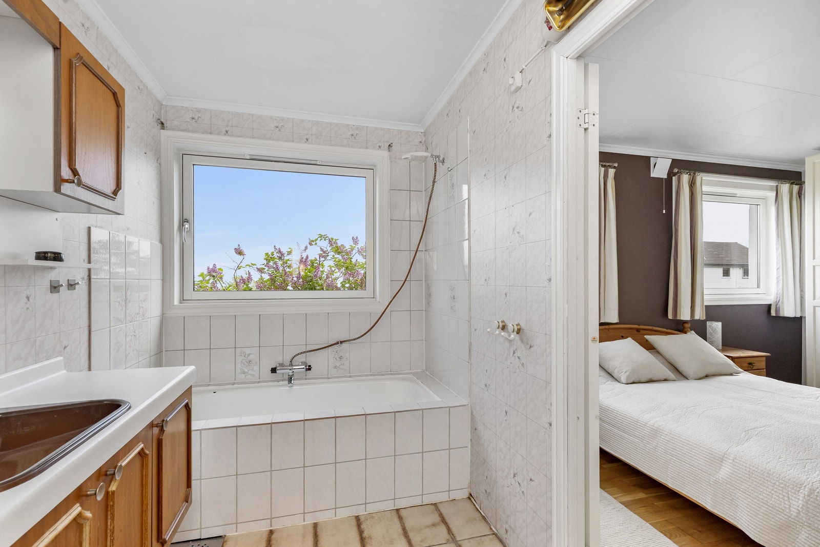 Det andre badet i etasjen har badekar og ligger i tilknytning til soverommet. Galleribilde