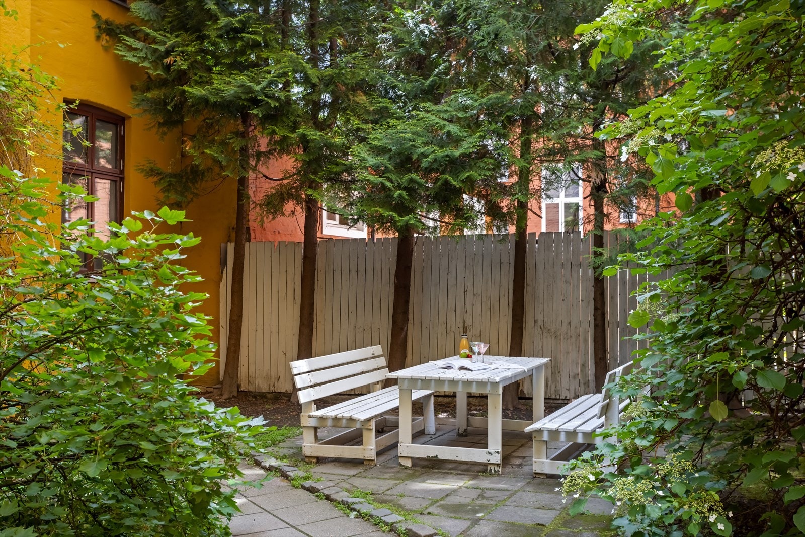 Frodig og hyggelig bakgård med gode muligheter for både sosialt samvær og avslapning. Galleribilde