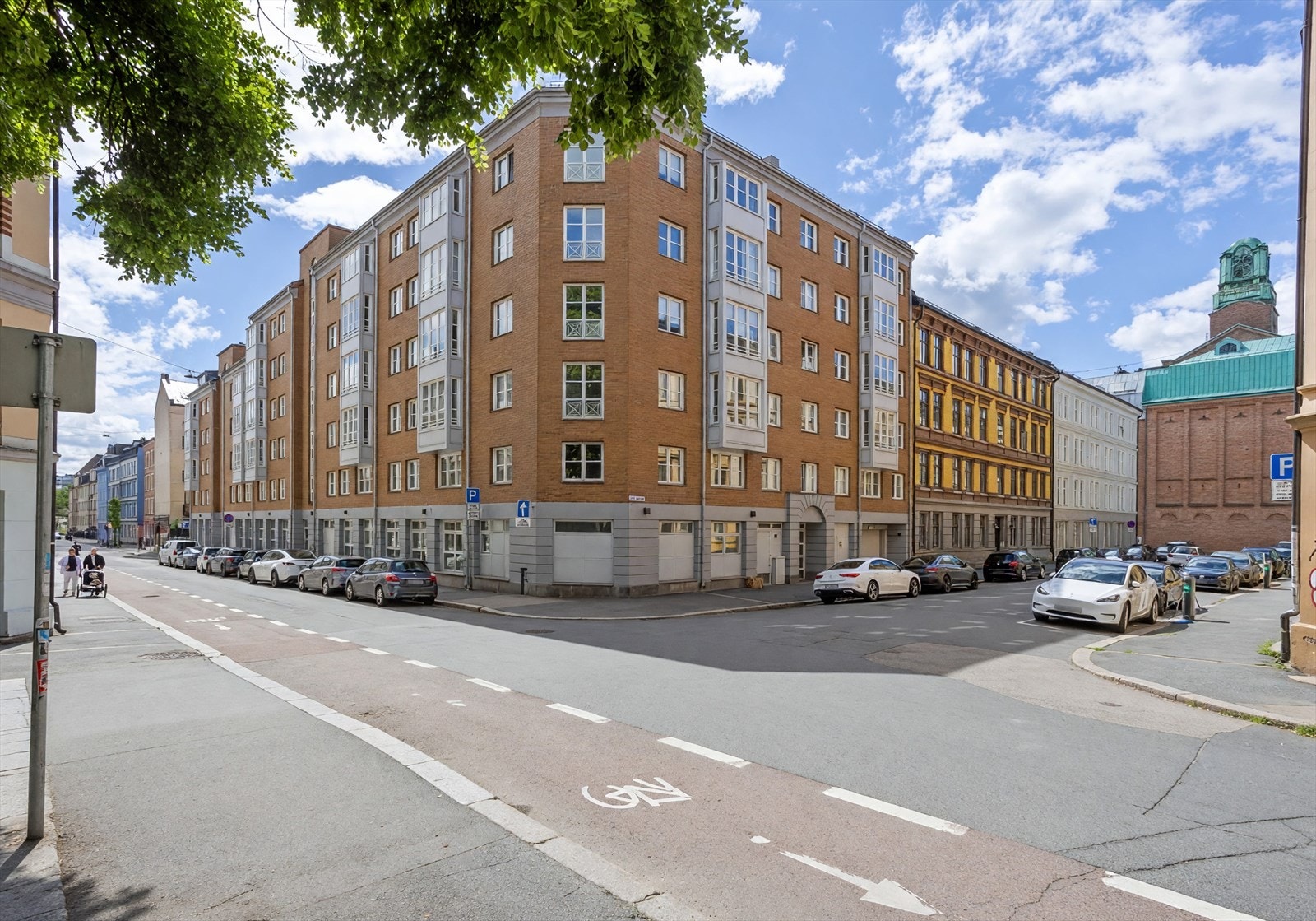 Det er flere gateparkeringsplasser tilgjengelig i nærområdet. Galleribilde