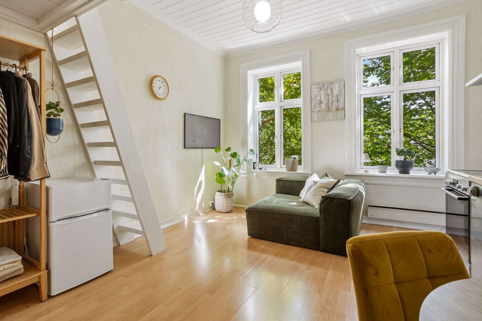 Hemsen bidrar til en åpen og luftig romfølelse, samtidig som den skaper et skjermet og praktisk soveområde. Galleribilde
