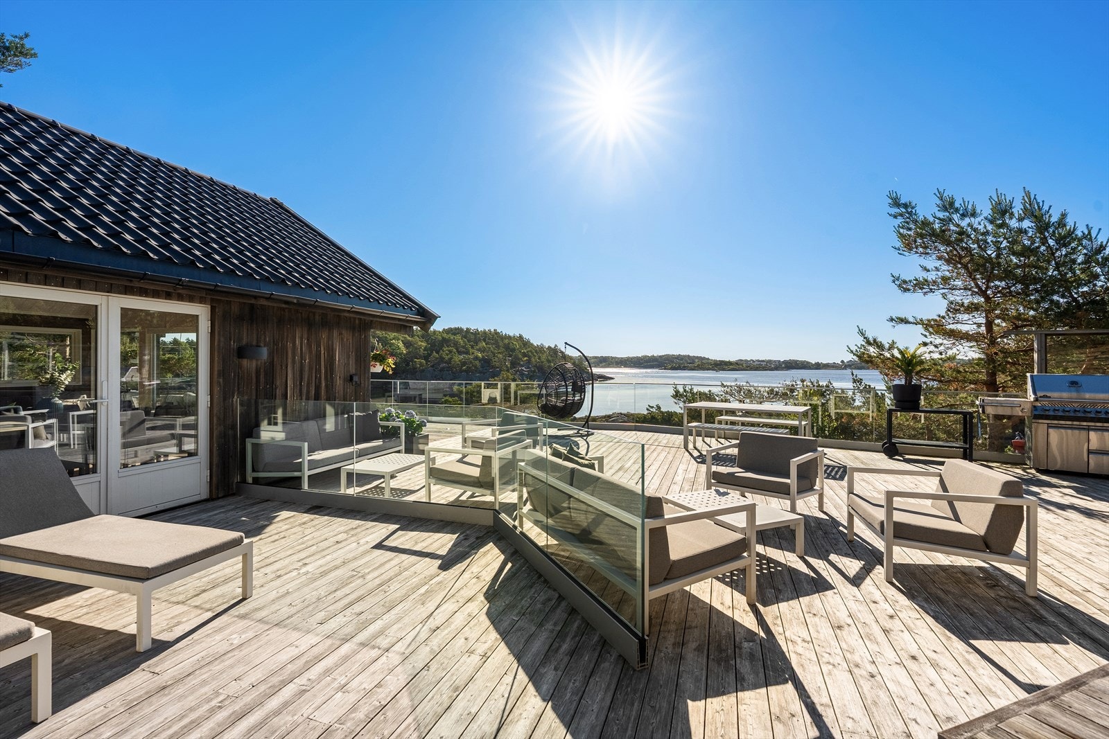 Tilhørende hytta er det opparbeidet flere flotte uteplasser med plass til å være mange både oppe ved hytta og ved bryggeanlegget. Galleribilde