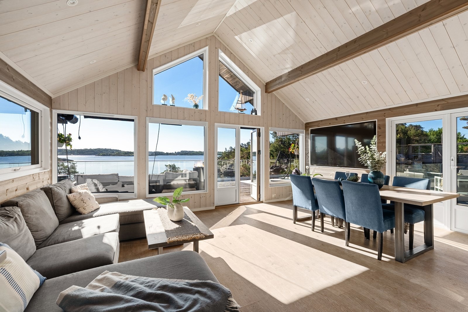 Velkommen inn! Innvendig er hytte pusset opp i 2017 hvor det i øverste etasje er en stor åpen stue/kjøkkenløsning med god takhøyde. Store vindusflater slipper inn rikelig med naturlig dagslys hvor du hele tiden vender blikket ut mot den nydelige utsikten! Galleribilde