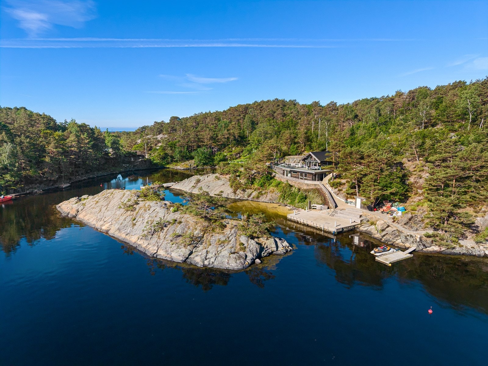 Fritidseiendommen har en idyllisk beliggenhet med eget bryggeanlegg, og flere solrike uteplasser. Det ligger i rolige omgivelser med turstier i umiddelbar nærhet. Galleribilde