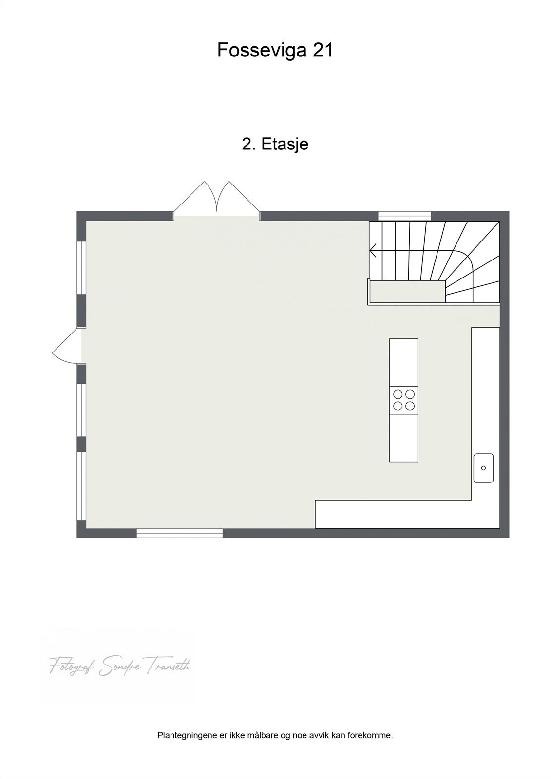 Planløsning øverste etasje: åpen stue/kjøkkenløsning med tilkomst til uteområde/terrasse, i tillegg til hems. Galleribilde