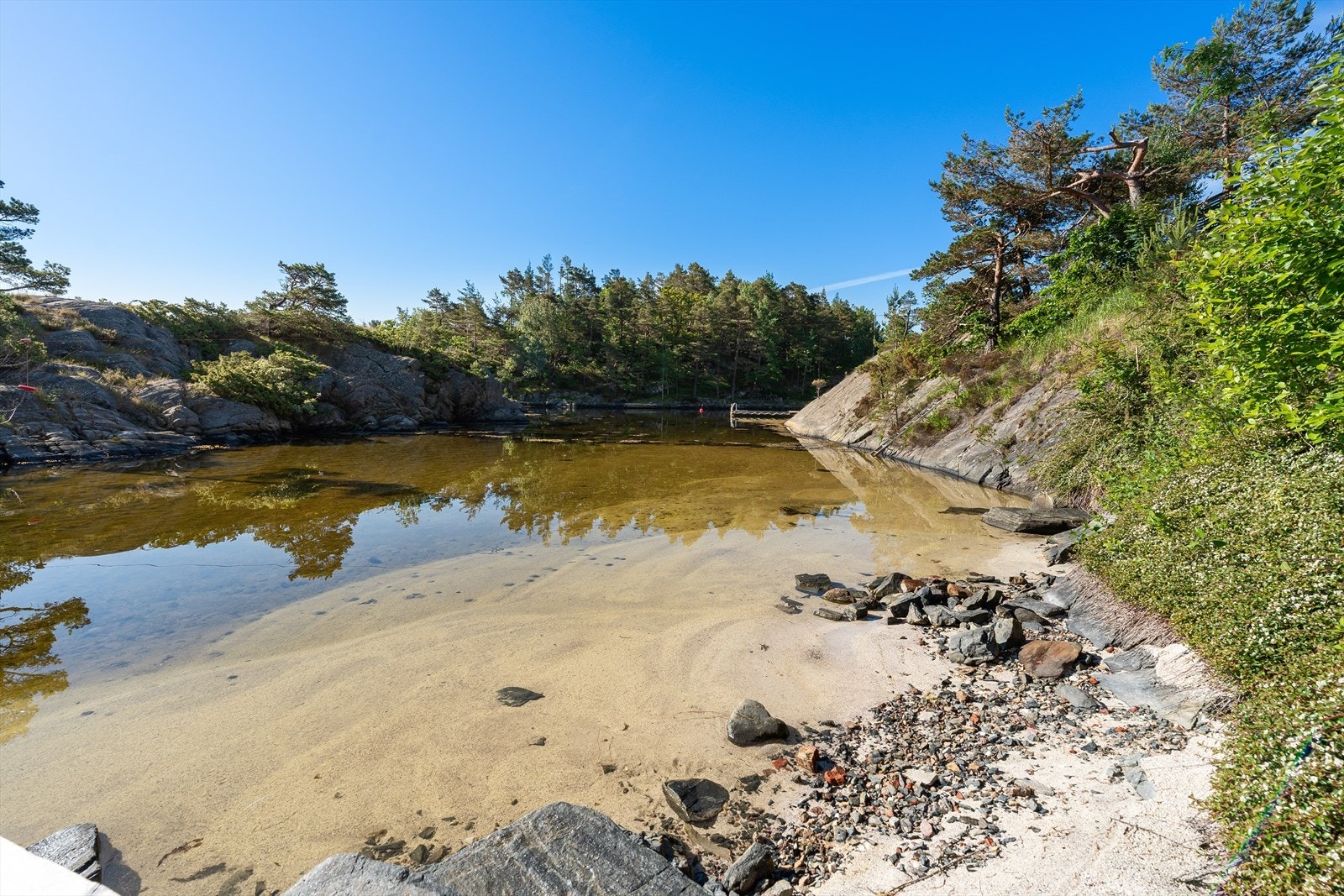 Eiendommen har lang strandlinje med bademuligheter for både store og små. Galleribilde