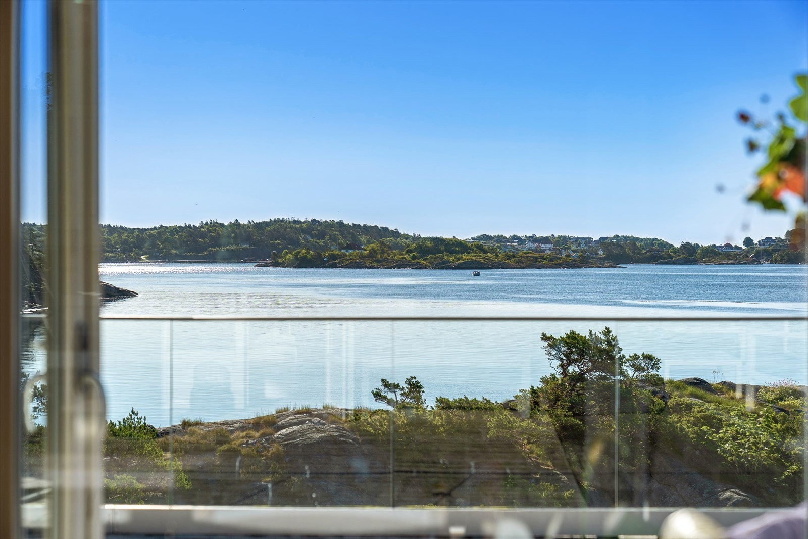 Fra øverste etasje ser du mot populære Flekkerøy som også er et yndet ferieparadis! Du ligger ofte i le for sør-vestvinden inne i viga her hvor hytta er plassert. Galleribilde