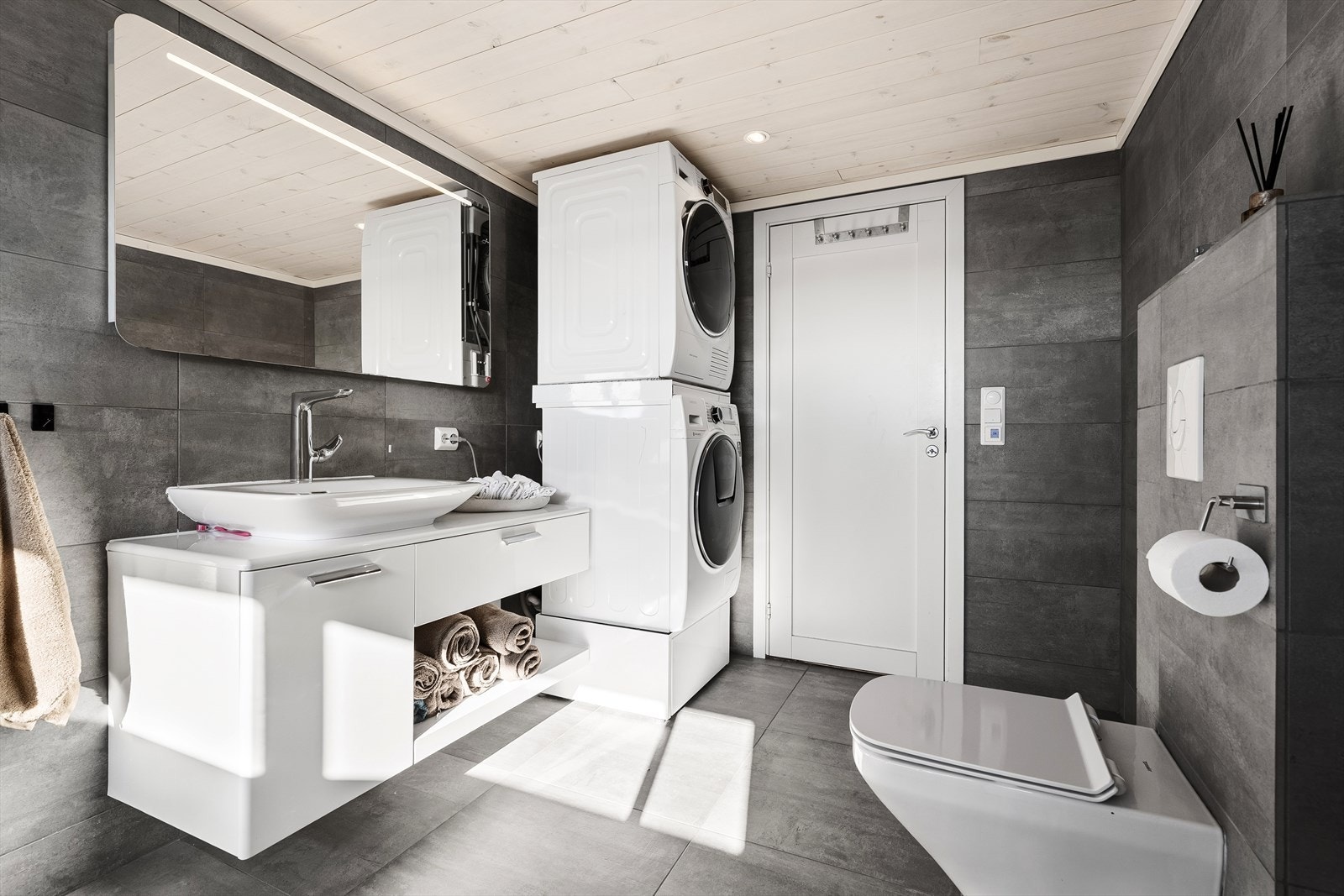Forøvrig inneholder badet et vegghengt toalett, baderomsinnredning med speil over, samt plass og opplegg for vaskemaskin/tørketrommel. Galleribilde