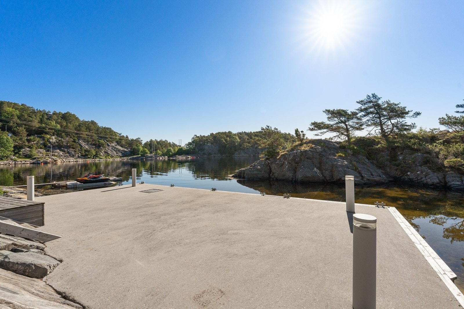Det er også laget en smart luke i betongbrygga så du kan holde fangsten fersk. Fra bryggeanlegget er det gode bademuligheter og populært hos nåværende eiere å svømme over til øyen like ovenfor sundet. Galleribilde