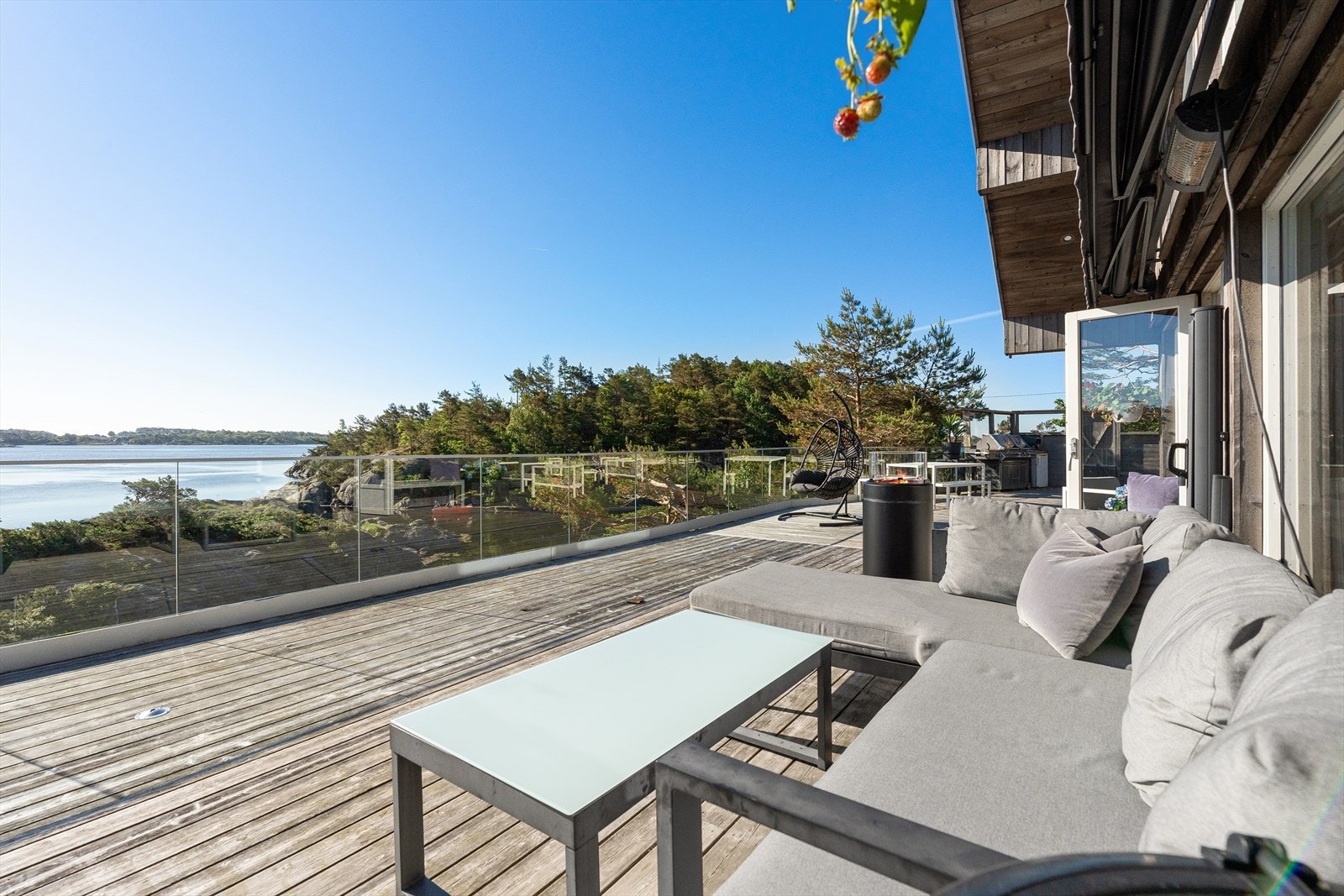 Være her i sommer? Hytta har en fantastisk beliggenhet, privat, men likevel er du ute i den flotteste skjærgården på et knips fra eget bryggeanlegg. Galleribilde