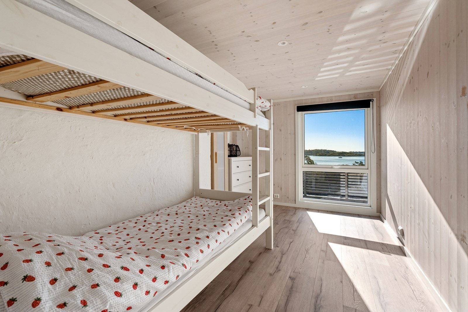Soverom nr. 3 er også av god størrelse med flott utsikt! Det inneholder en praktisk køyeseng, samt innhukk til garderobe og annen oppbevaring. Galleribilde