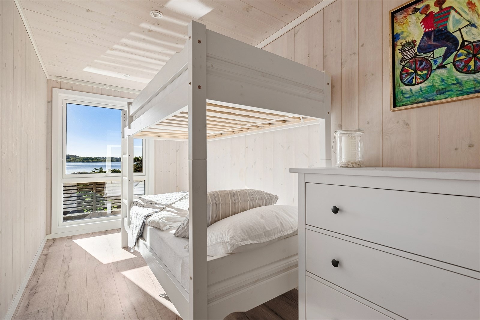 Soverom nr. 2 er også av god størrelse med plass til køyeseng og garderobeløsning i kommode. Det er varme i gulvet i alle rom, samt downlights i himling. Galleribilde