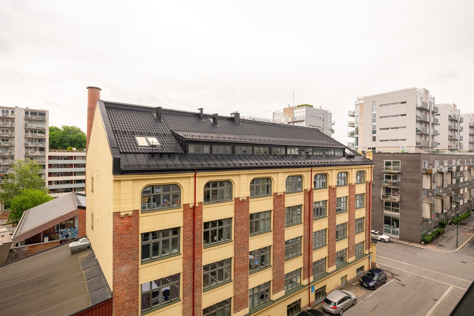 Beliggenheten i høyden og mot øst sørger for gode solforhold fra tidlig morgen og utover formiddagen. Galleribilde