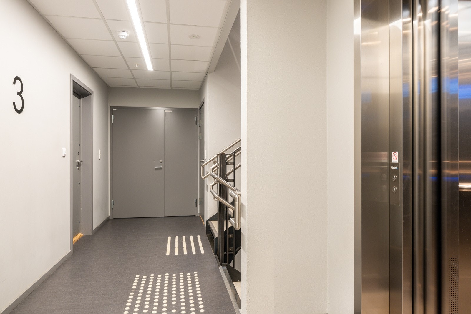 Du tar deg opp til leiligheten i byggets 3. etasje via felles trapperom med heis. Galleribilde