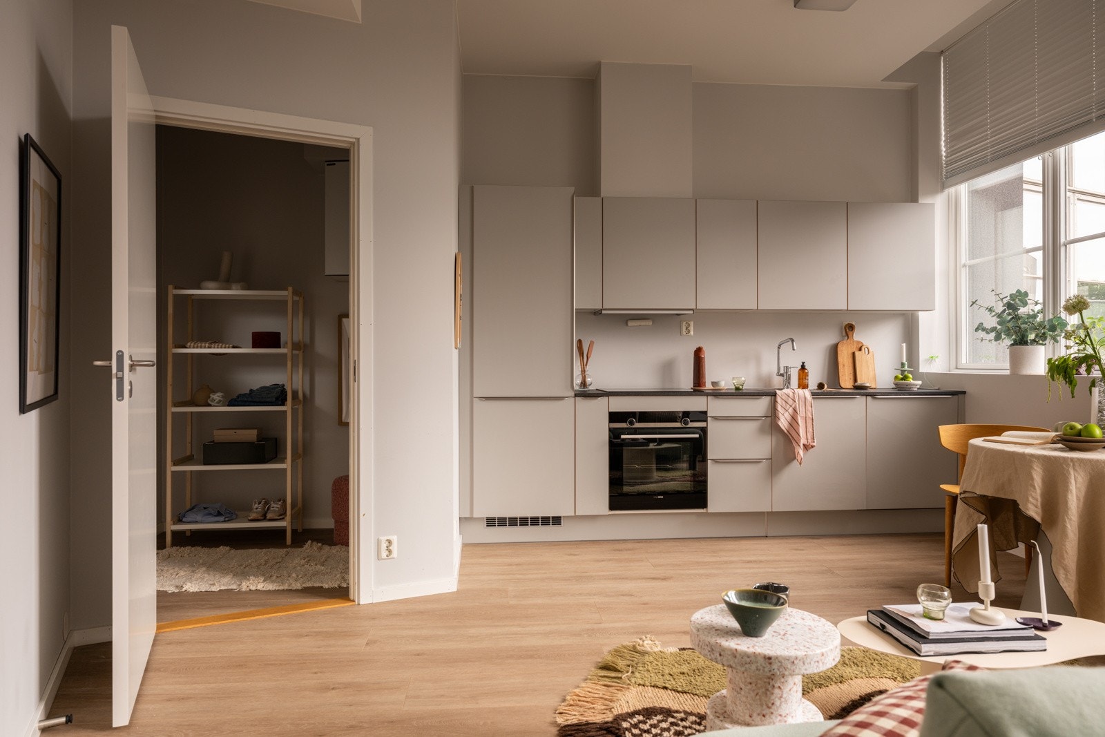 God og moderne standard fra 2019 med enstavs laminat på gulv, glatte malte overflater og skjult elektrisk anlegg. Galleribilde