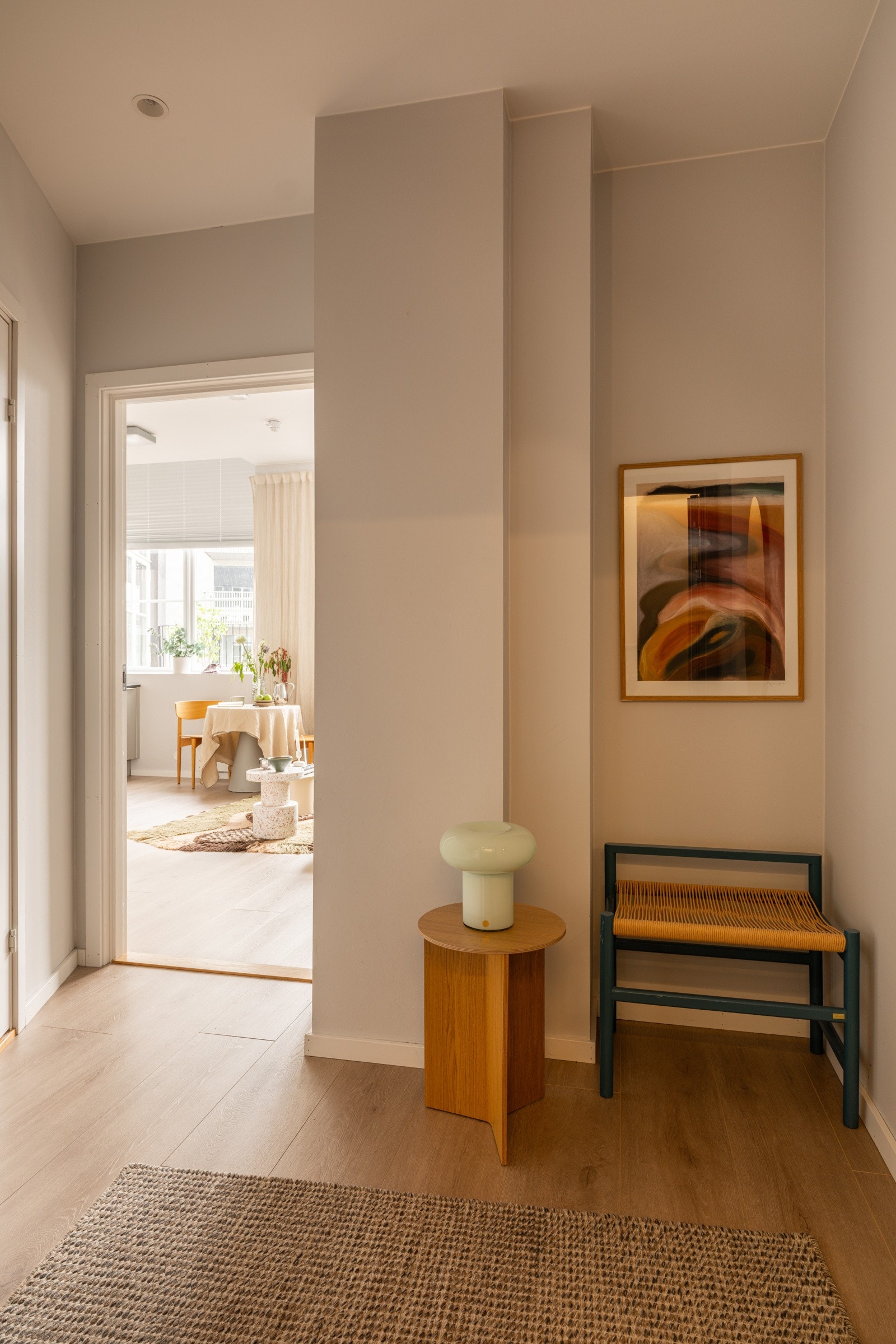 Entréen har god standard med enstavs laminat på gulv, glatte lysmalte overflater og downlights i himlingen. Galleribilde