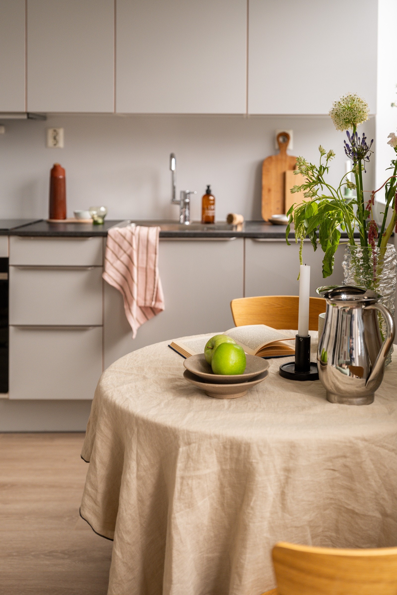 Stilrent og moderne HTH-kjøkken fra 2019 med god skap- og benkeplass. Galleribilde