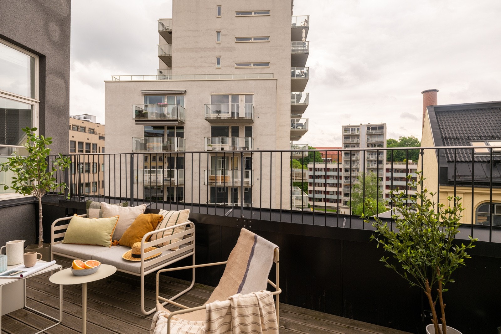 Fra stuen er det utgang til en stor og solrik østvendt balkong på 17m² som er perfekt på varme sommerdager! Galleribilde
