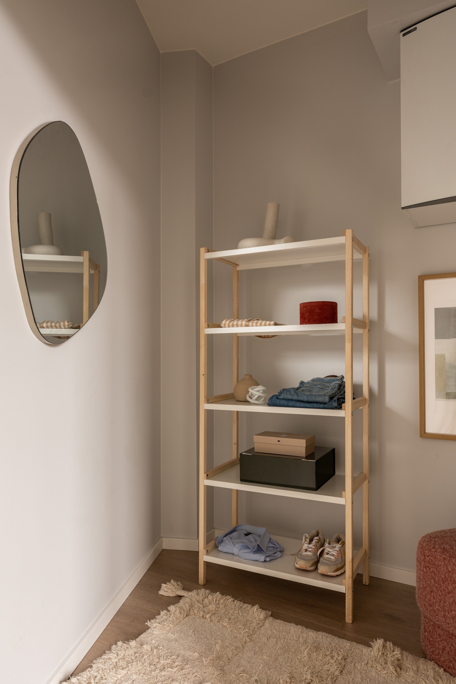 Fra stuen er det adkomst til en praktisk innvendig bod med gode lagringsmuligheter. I tillegg disponerer leiligheten en ekstern bod på ca. 6m². Galleribilde
