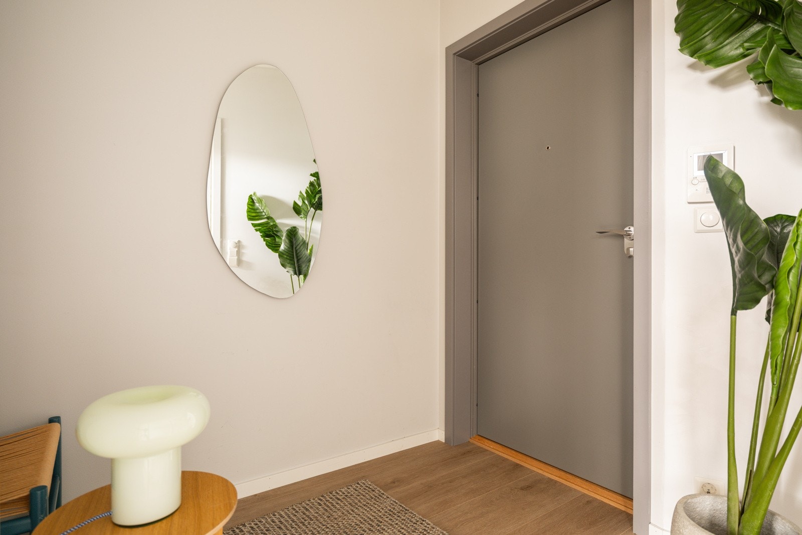 Montert porttelefon på vegg ved inngangsdøren. Galleribilde